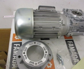 мотор-редуктор 
Typ NMS40HU-10/1-63L/4A-TB-ST05 **spezielle Kundenversion**
0,25 kW, 1400 min -1
3x230 V, 50 Hz, IP 55, Isol. Kl. F
*mit Stecker ST05
*inkl. Abtriebsflansch
wie geliefert mit Motornummer E0289750 und L116120980001017 LAIPPLE KEB / BRINKMANN