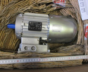 Тормозной двигатель с магнитным тормозом вращающегося поля
Drehfeldmagnet-Bremsmotor
6 Nm, 410 min -1
3x 400 V, 50 Hz, IP 55, Isol. Kl. F
Bremse
Stecker ST10
Sonderausführung LAIPPLE KEB / BRINKMANN